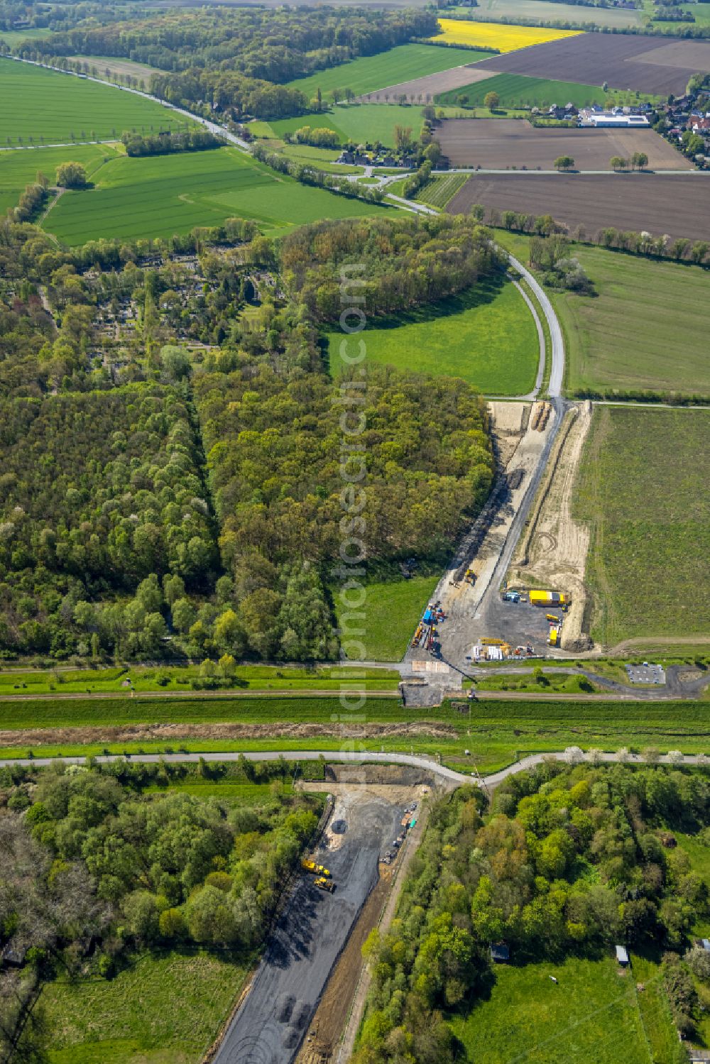 Bergkamen from above - Expansion of the bypass - bypass Kuhbachbruecke on the L821n between Erich-Ollenhauer-Strasse and Luenener Strasse at the In der Schlenke industrial estate in Bergkamen in the Ruhr area in the federal state of North Rhine-Westphalia, Germany