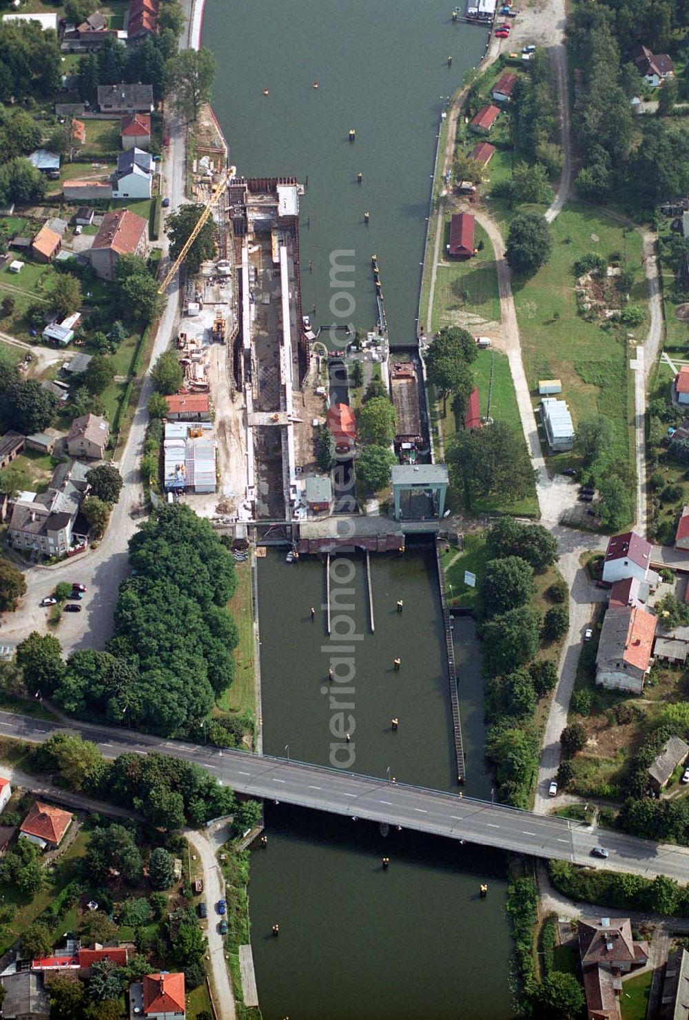 Wernsdorf (Brandenburg) from the bird's eye view: Blick auf den Ausbau und die Instandsetzungsarbeiten der Wernsdorfer Schleuse. Die Schleuse ist eine von 4 Schleusen des Oder-Spree-Kanals. Beteiligtes Bauunternehmer u.a Heinrich Hecker GmbH & Co. KG. Vorr. Fertigstellung: Mai 2006 Bauherr: Wasser- und Schifffahrtsamt Berlin, Mehringdamm 129, 10965 Berlin, Tel. 030 / 69532 - 0, Fax: 030 / 69532 - 201, e-mail-Adresse: poststelle@wsa-b.wsv.de, Achim Walder-Adresse: