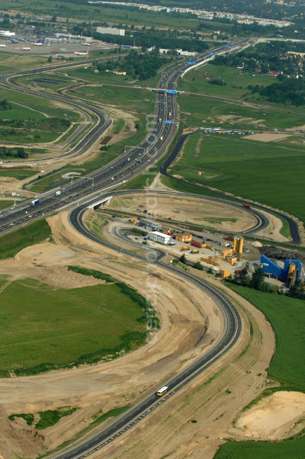 Aerial image Berlin - Blick auf die Autobahn A113. Die A113 verbindet den Berliner Stadtring A100 mit dem Berliner Ring A10. Zeitgleich mit der Erbauung des BBI- Flughafens wird die A113 ausgebaut, um eine bessere Infrastruktur zwischen Berlin und dem Flughafen zu gewährleisten. View of the motorway A113. The A113 joins the A100 Berlin with the Berliner Ring A10. Concurrent with the construction of the BBI airport, the A113 will be built out to ensure better infrastructure between Berlin and the airport.