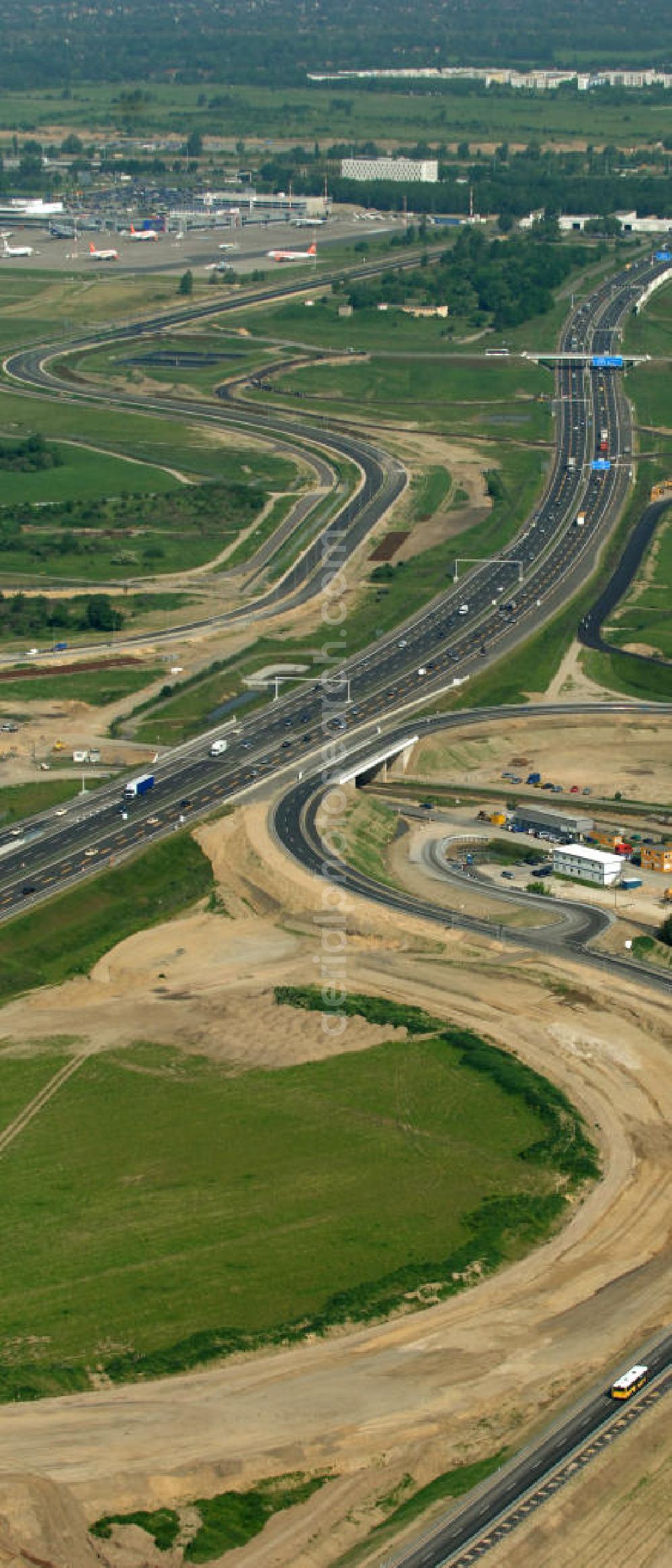 Aerial photograph Berlin - Blick auf die Autobahn A113. Die A113 verbindet den Berliner Stadtring A100 mit dem Berliner Ring A10. Zeitgleich mit der Erbauung des BBI- Flughafens wird die A113 ausgebaut, um eine bessere Infrastruktur zwischen Berlin und dem Flughafen zu gewährleisten. View of the motorway A113. The A113 joins the A100 Berlin with the Berliner Ring A10. Concurrent with the construction of the BBI airport, the A113 will be built out to ensure better infrastructure between Berlin and the airport.