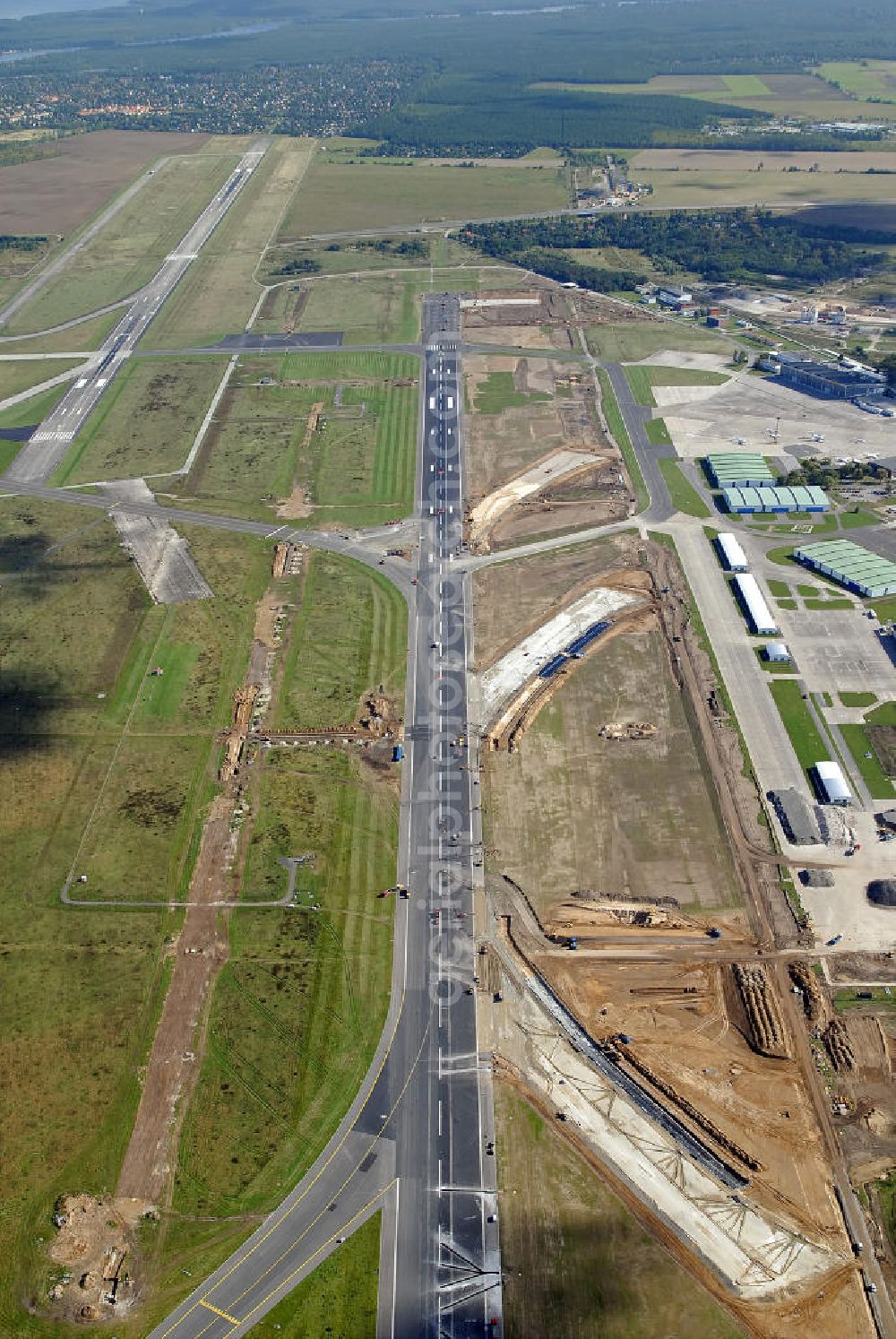 Aerial photograph Schönefeld - Ausbau der Start- und Landebahn auf dem Flughafen Berlin Schönefeld. Zur bestehenden Rollbahn werden durch die Firmen TRAPP und PAPENBURG zusätzliche An- und Abrollwege errichtet. To the existing runway will be built by the company and TRAPP PAPENBURG additional high-speed taxiways.