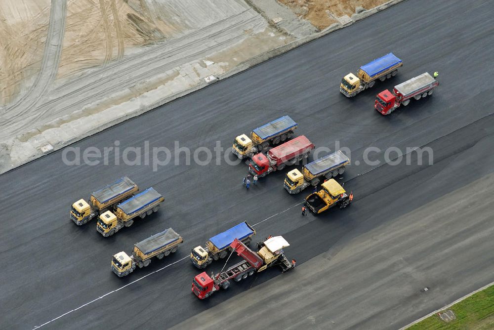 Aerial photograph Schönefeld - Ausbau der Start- und Landebahn auf dem Flughafen Berlin Schönefeld. Zur bestehenden Rollbahn werden durch die Firmen TRAPP und PAPENBURG zusätzliche An- und Abrollwege errichtet.To the existing runway will be built by the company and TRAPP PAPENBURG additional high-speed taxiways. Foto: Henrik Pohl