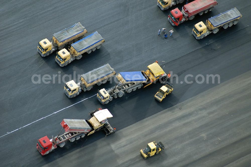 Schönefeld from above - Ausbau der Start- und Landebahn auf dem Flughafen Berlin Schönefeld. Zur bestehenden Rollbahn werden durch die Firmen TRAPP und PAPENBURG zusätzliche An- und Abrollwege errichtet.To the existing runway will be built by the company and TRAPP PAPENBURG additional high-speed taxiways. Foto: Henrik Pohl