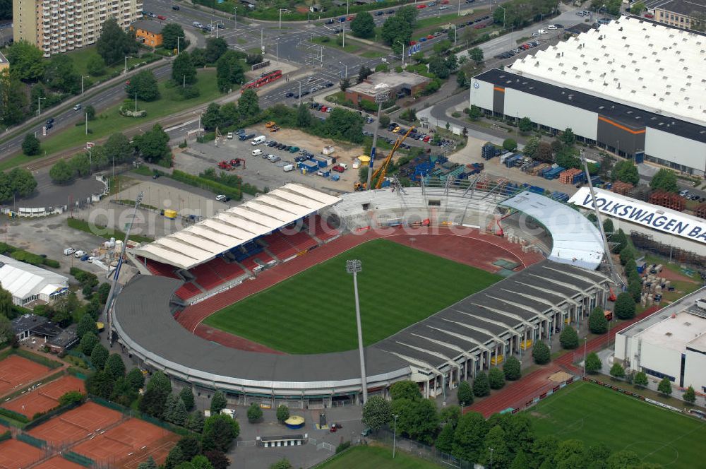 Aerial photograph Braunschweig - Blick auf die Ausbauarbeiten der Nordkurve im Stadion Braunschweig. View of the development work of the North stand at the stadium Brunswick.