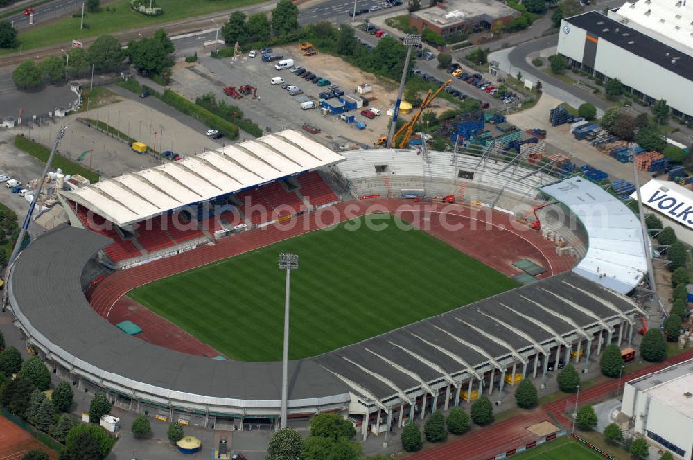 Braunschweig from above - Blick auf die Ausbauarbeiten der Nordkurve im Stadion Braunschweig. View of the development work of the North stand at the stadium Brunswick.