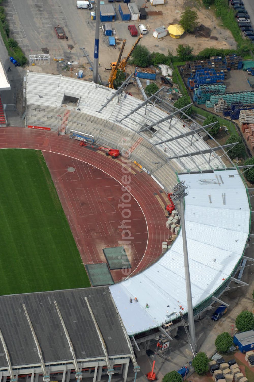 Braunschweig from above - Blick auf die Ausbauarbeiten der Nordkurve im Stadion Braunschweig. View of the development work of the North stand at the stadium Brunswick.