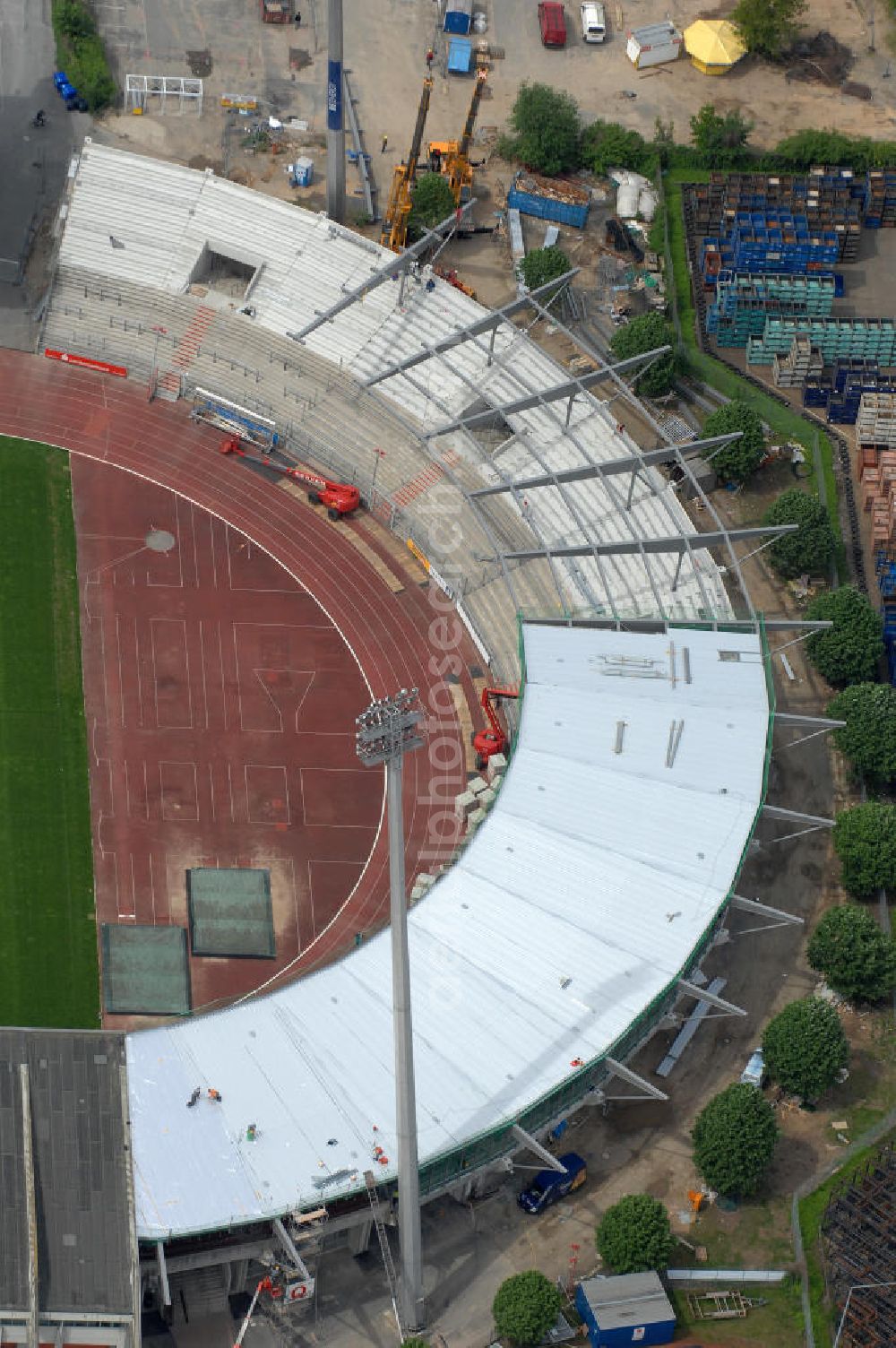 Braunschweig from the bird's eye view: Blick auf die Ausbauarbeiten der Nordkurve im Stadion Braunschweig. View of the development work of the North stand at the stadium Brunswick.