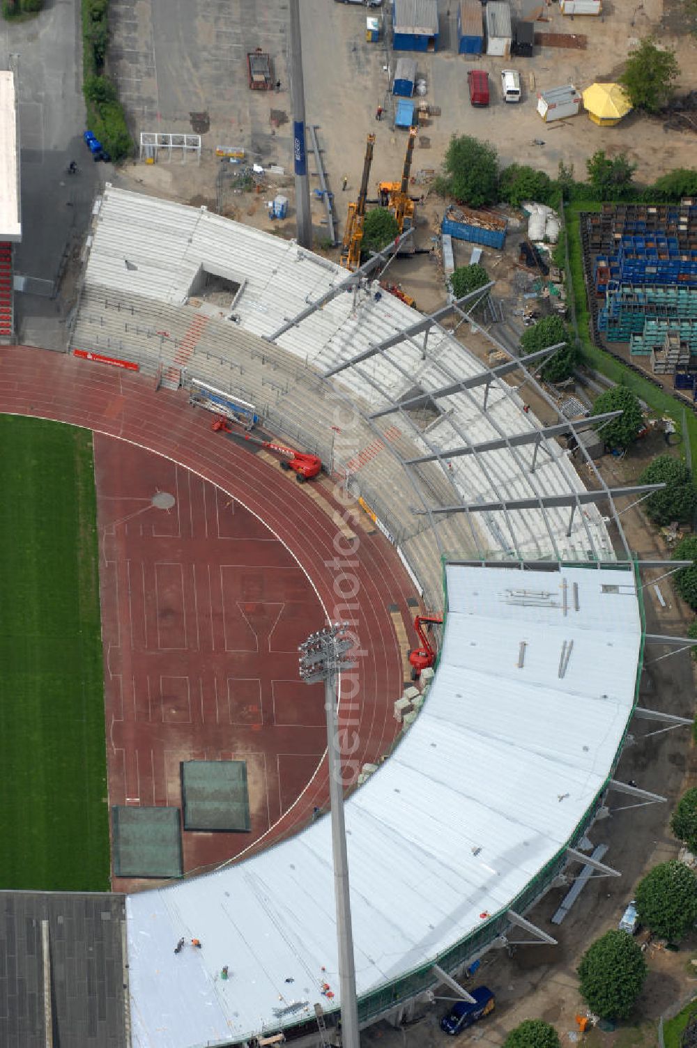 Aerial image Braunschweig - Blick auf die Ausbauarbeiten der Nordkurve im Stadion Braunschweig. View of the development work of the North stand at the stadium Brunswick.