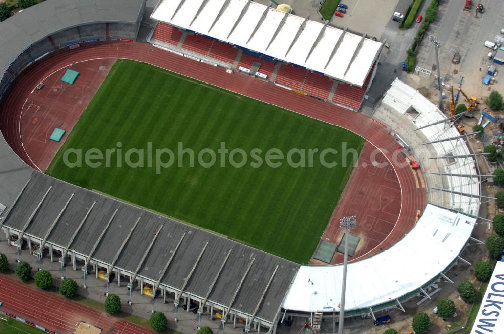 Aerial photograph Braunschweig - Blick auf die Ausbauarbeiten der Nordkurve im Stadion Braunschweig. View of the development work of the North stand at the stadium Brunswick.