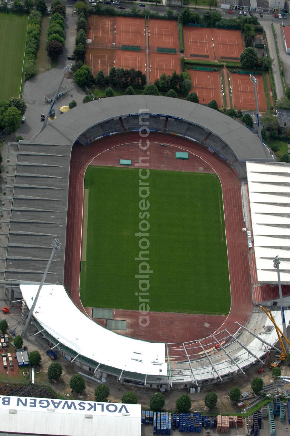 Aerial photograph Braunschweig - Blick auf die Ausbauarbeiten der Nordkurve im Stadion Braunschweig. View of the development work of the North stand at the stadium Brunswick.