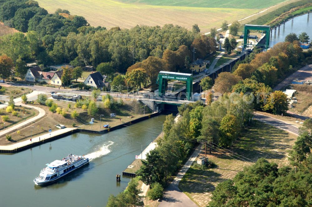 Aerial photograph Niegripp - Ausbauarbeiten an der Schleuse Niegripp am Elbe-Havel-Kanal in nördlichem Anschluß zur Elbe. Ein Projekt des WSV: Wasserstraßen-Neubauamt Magdeburg, 39106 Magdeburg, Tel. +49(0)391 535-0, email: wna-magdeburg@wsv.bund.de