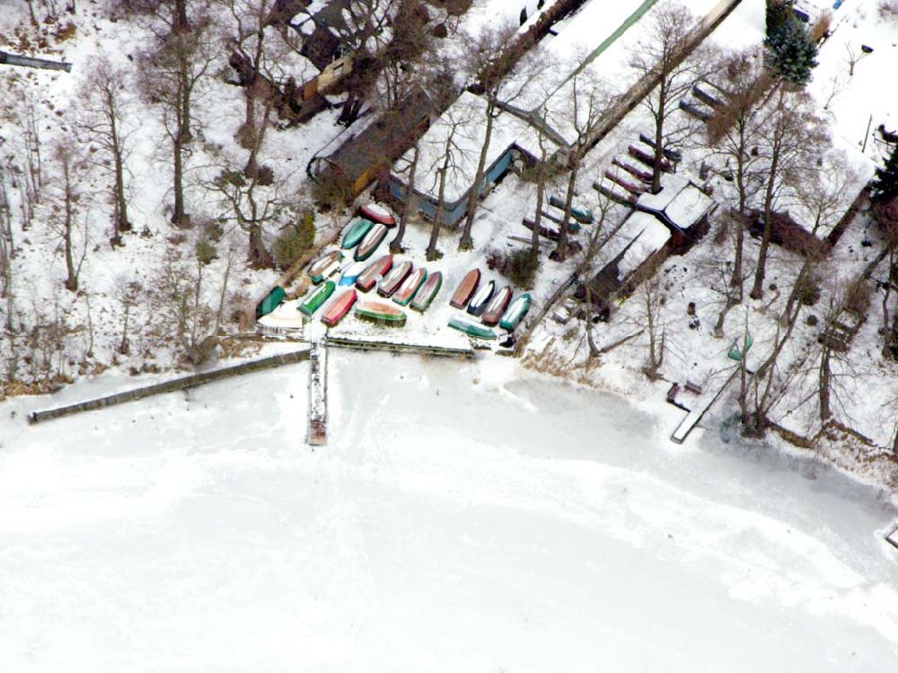 Postbruch from the bird's eye view: Blick auf den Bötzsee mit dem Uferbereich des Anglervereins Postbruch.