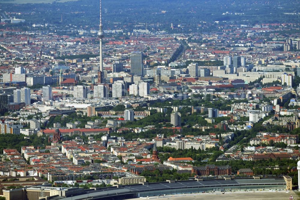 Aerial image Berlin - View of the center of Berlin from the Tempelhofer Feld