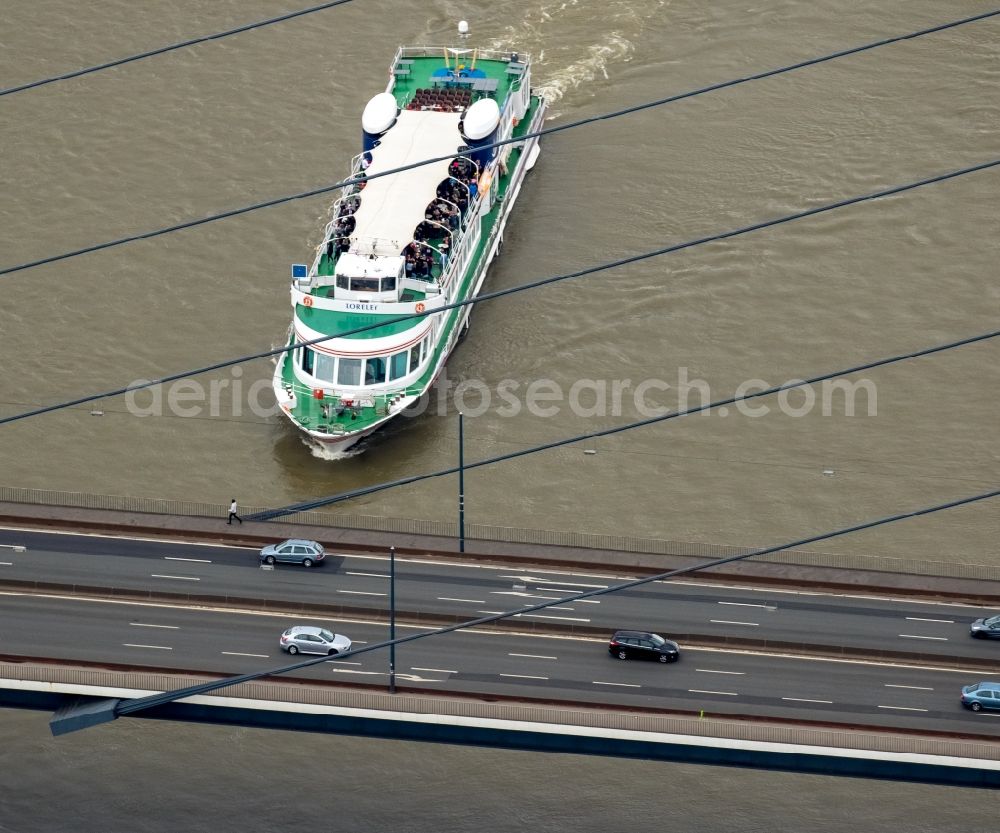 Aerial photograph Düsseldorf - Passenger and tourist ship Loreley of Koeln-Duesseldorfer Deutsche Rheinschifffahrt AG at the Oberkasseler Bruecke bridge in Duesseldorf in the state of North Rhine-Westphalia