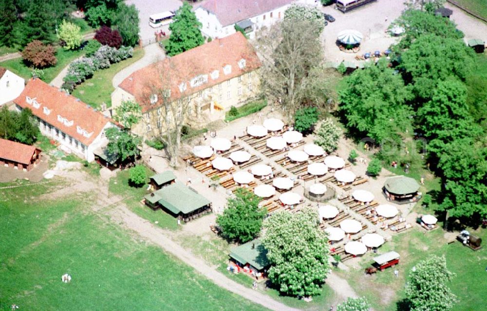 Diedersdorf beiMahlow / Brandenburg from the bird's eye view: Ausflugsziel Schloß Diedersdorf.