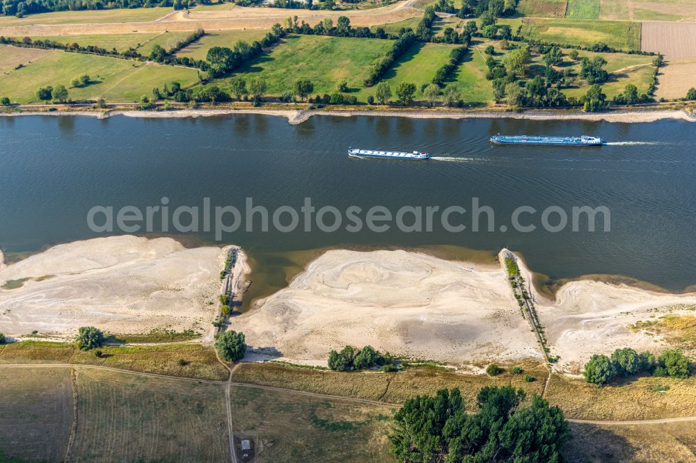 Aerial image Emmerich am Rhein - Sand accumulations and deposits on the dried-up groyne landscape of the low water level bank areas of the Rhine river in Emmerich am Rhein in the state North Rhine-Westphalia, Germany