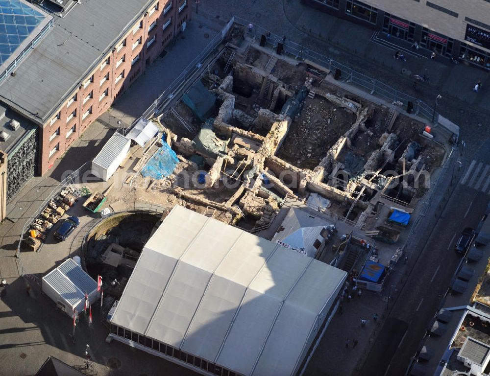 Aerial image Köln - Blick auf die Ausgrabungen am jüdischen Viertel mit der dabeigelegenen Mikwe am Quatermarkt im Zentrum der Kölner Altstadt, Nordrhein-Westfalen. View over excavations of jewish quarter with the mikvah at Quatermarkt in the centre of Cologne's historic city, North Rhine-Westphalia.