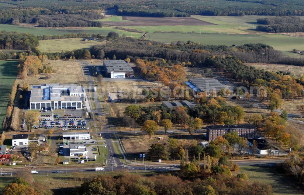 Rathenow from above - EIn Ausschnitt des Gewerbegebiets Heidefeld in Rathenow im Havelland. Links ist das Gebäude der Rathenower Optische Werke GmbH der Fielmann AG, rechts sind die Hallen der Büdelsdorfer Lagerhausgesellschaft mbH, die von der Schröder GmbH & Co. Stahlbau KG genutzt werden. Kontakt: Stadt Rathenow Amt für Wirtschaft und Finanzen SG Wirtschaftsförderung, Tel. +49(0)3385 596 312 o. 322, Fax +49(0)3385 596 103380, Email: wirtschaft-finanzen@stadt-rathenow.de; Rathenower Optische Werke GmbH, An den Flugzeughallen 3 14712 Rathenow, Tel. +49(0)3385 49720 85, Fax +49(0)3385 49720 90; Büdelsdorfer Lagerhausgesellschaft mbH, An den Flugzeughallen / Aradoallee, 14712 Rathenow, Tel. +49(0)3385 512 122, Fax +49(0)3385 503547, Mobil: +49(0)1705453739; Schröder GmbH & Co. Stahlbau KG, Am Hafen 1 14712 Rathenow, Tel. +49(0)3385 512122, Fax +49(0)3385 503547, Email: info@stahlbau-schroeder.de