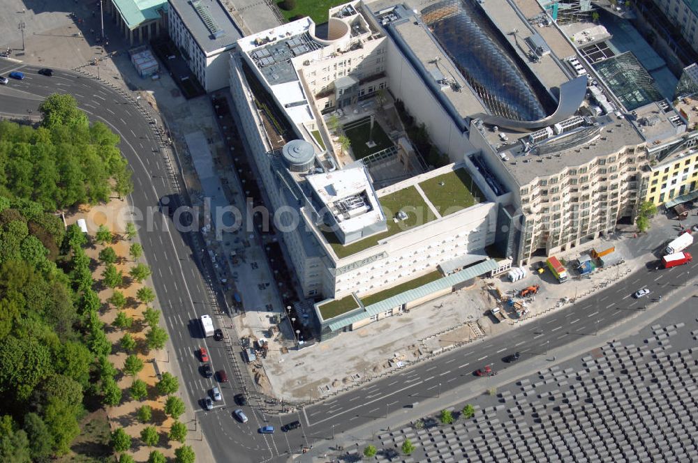 Berlin from above - Blick auf die fast fertige Aussenansicht der neuen US-amerikanischen Botschaft in Berlin gearbeitet. Voraussichtlich soll das neue Gebäude in unmittelbarer Nähe des Brandenburger Tores am 4. Juli, dem Nationalfeiertag der USA, feierlich eröffnet werden. Wer die Zeremonie durchführt, ist nach wie vor streng geheim.