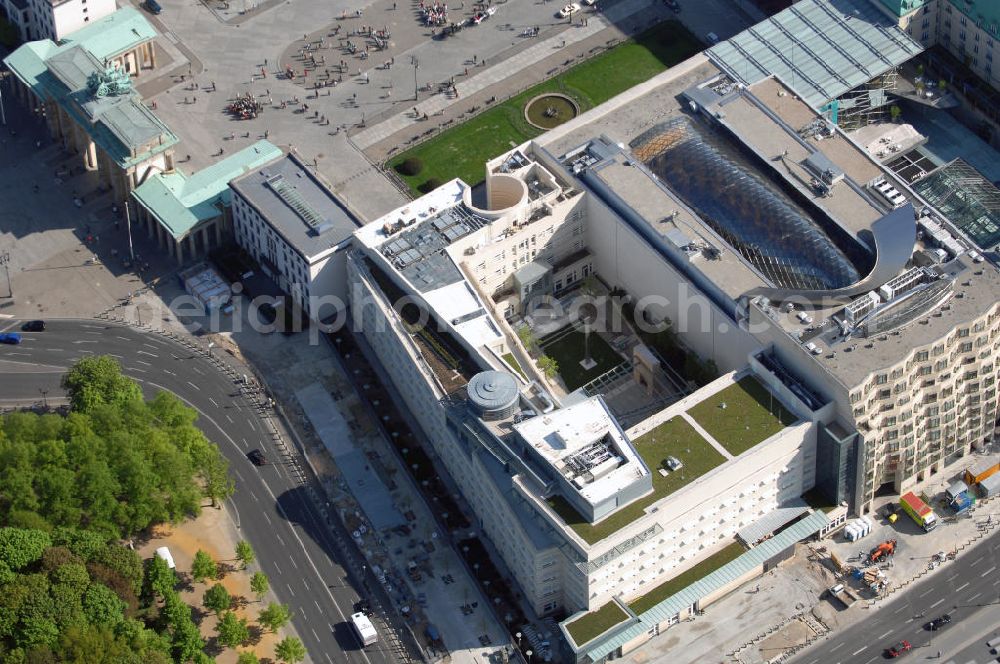 Berlin from the bird's eye view: Blick auf die fast fertige Aussenansicht der neuen US-amerikanischen Botschaft in Berlin gearbeitet. Voraussichtlich soll das neue Gebäude in unmittelbarer Nähe des Brandenburger Tores am 4. Juli, dem Nationalfeiertag der USA, feierlich eröffnet werden. Wer die Zeremonie durchführt, ist nach wie vor streng geheim.