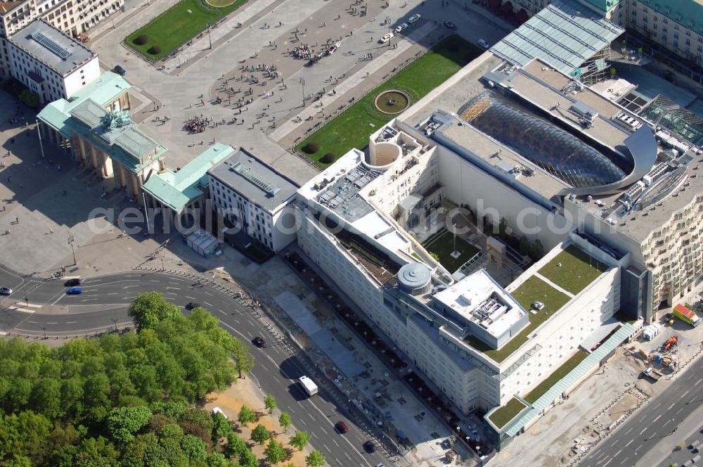 Aerial image Berlin - Blick auf die fast fertige Aussenansicht der neuen US-amerikanischen Botschaft in Berlin gearbeitet. Voraussichtlich soll das neue Gebäude in unmittelbarer Nähe des Brandenburger Tores am 4. Juli, dem Nationalfeiertag der USA, feierlich eröffnet werden. Wer die Zeremonie durchführt, ist nach wie vor streng geheim.