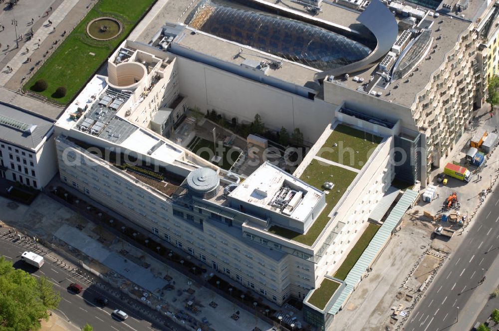 Aerial photograph Berlin - Blick auf die fast fertige Aussenansicht der neuen US-amerikanischen Botschaft in Berlin gearbeitet. Voraussichtlich soll das neue Gebäude in unmittelbarer Nähe des Brandenburger Tores am 4. Juli, dem Nationalfeiertag der USA, feierlich eröffnet werden. Wer die Zeremonie durchführt, ist nach wie vor streng geheim.