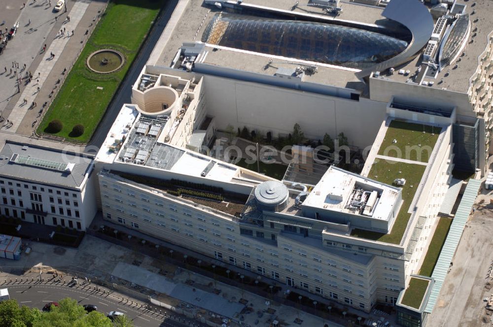 Berlin from above - Blick auf die fast fertige Aussenansicht der neuen US-amerikanischen Botschaft in Berlin gearbeitet. Voraussichtlich soll das neue Gebäude in unmittelbarer Nähe des Brandenburger Tores am 4. Juli, dem Nationalfeiertag der USA, feierlich eröffnet werden. Wer die Zeremonie durchführt, ist nach wie vor streng geheim.