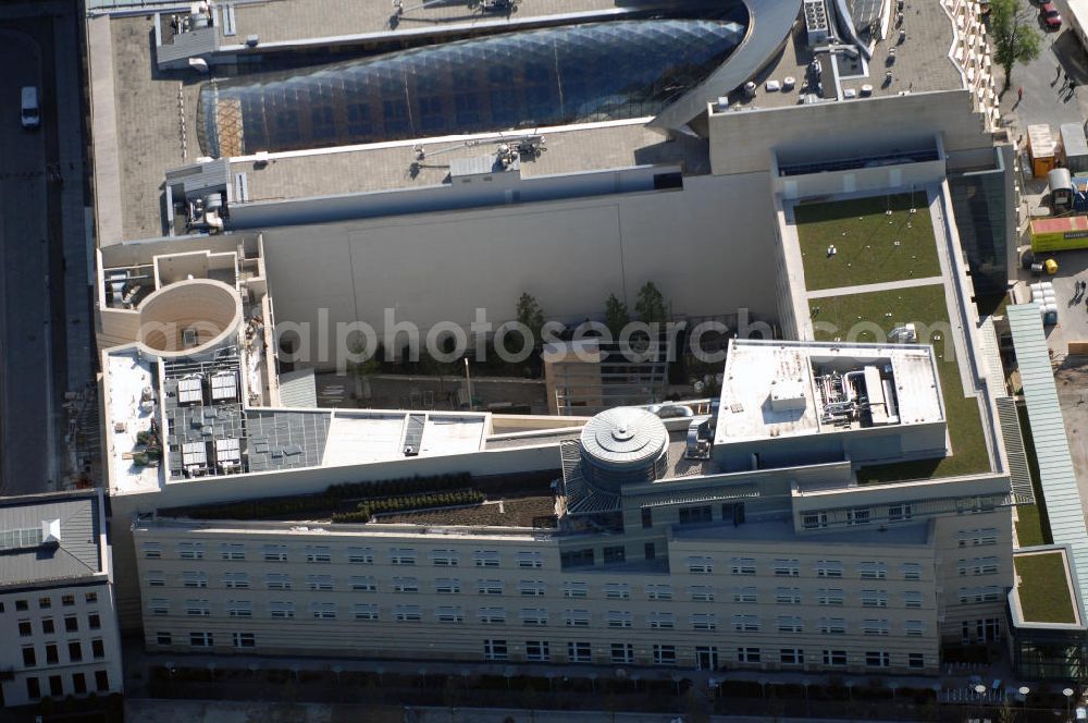 Berlin from the bird's eye view: Blick auf die fast fertige Aussenansicht der neuen US-amerikanischen Botschaft in Berlin gearbeitet. Voraussichtlich soll das neue Gebäude in unmittelbarer Nähe des Brandenburger Tores am 4. Juli, dem Nationalfeiertag der USA, feierlich eröffnet werden. Wer die Zeremonie durchführt, ist nach wie vor streng geheim.