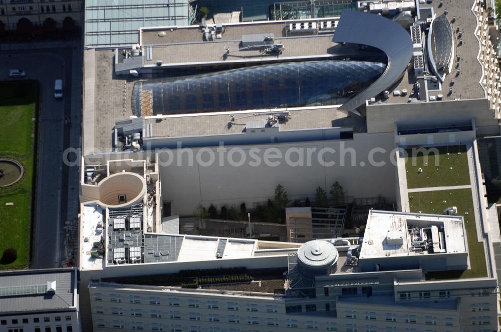 Aerial image Berlin - Blick auf die fast fertige Aussenansicht der neuen US-amerikanischen Botschaft in Berlin gearbeitet. Voraussichtlich soll das neue Gebäude in unmittelbarer Nähe des Brandenburger Tores am 4. Juli, dem Nationalfeiertag der USA, feierlich eröffnet werden. Wer die Zeremonie durchführt, ist nach wie vor streng geheim.