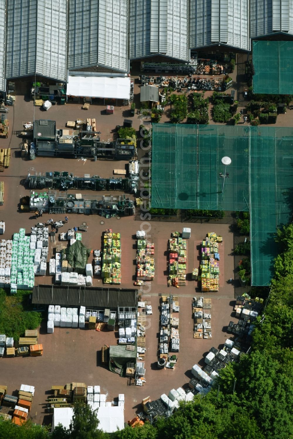 Aerial image Magdeburg - Undeveloped outskirt area of the property market of the establishment of the property market Hornbach in the silver mountain path in Magdeburg in the federal state Saxony-Anhalt, Germany