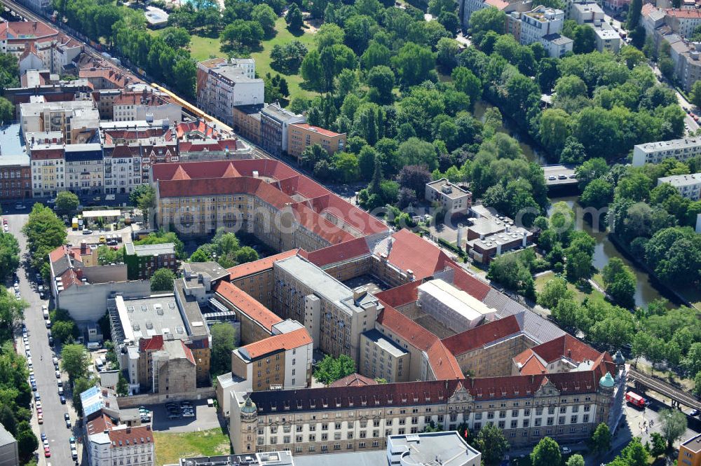  from above - Blick auf die Außenstelle des DPMA Deutsches Patent- und Markenamt in Berlin Kreuzberg an der Gitschiner Straße in Kreuzberg. The Branch of the DPMA German Patent and Trademark Office in Berlin Kreuzberg.