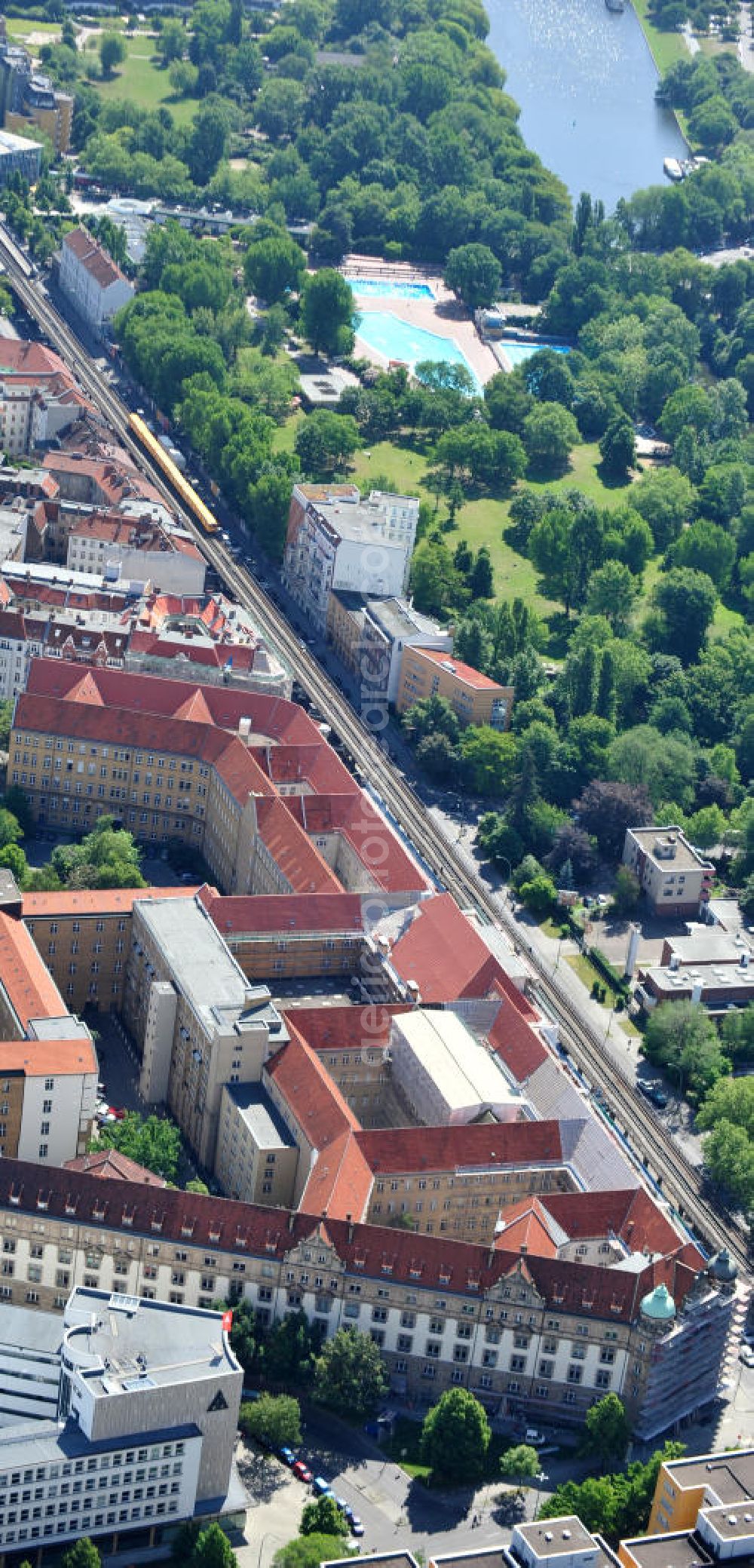  from above - Blick auf die Außenstelle des DPMA Deutsches Patent- und Markenamt in Berlin Kreuzberg an der Gitschiner Straße in Kreuzberg. The Branch of the DPMA German Patent and Trademark Office in Berlin Kreuzberg.