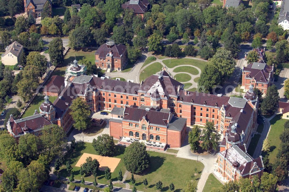 Aerial image Naumburg - Die Außenstelle Naumburg besteht seit September 1991 in der Domstadt an der Saale. Sie ist in der ehemaligen kaiserlichen Kadettenanstalt untergebracht. Ihre Aufgabe ist es, Sprachunterricht in Englisch, Französisch und Deutsch als Fremdsprache zu erteilen. Weitere Informationen unter: