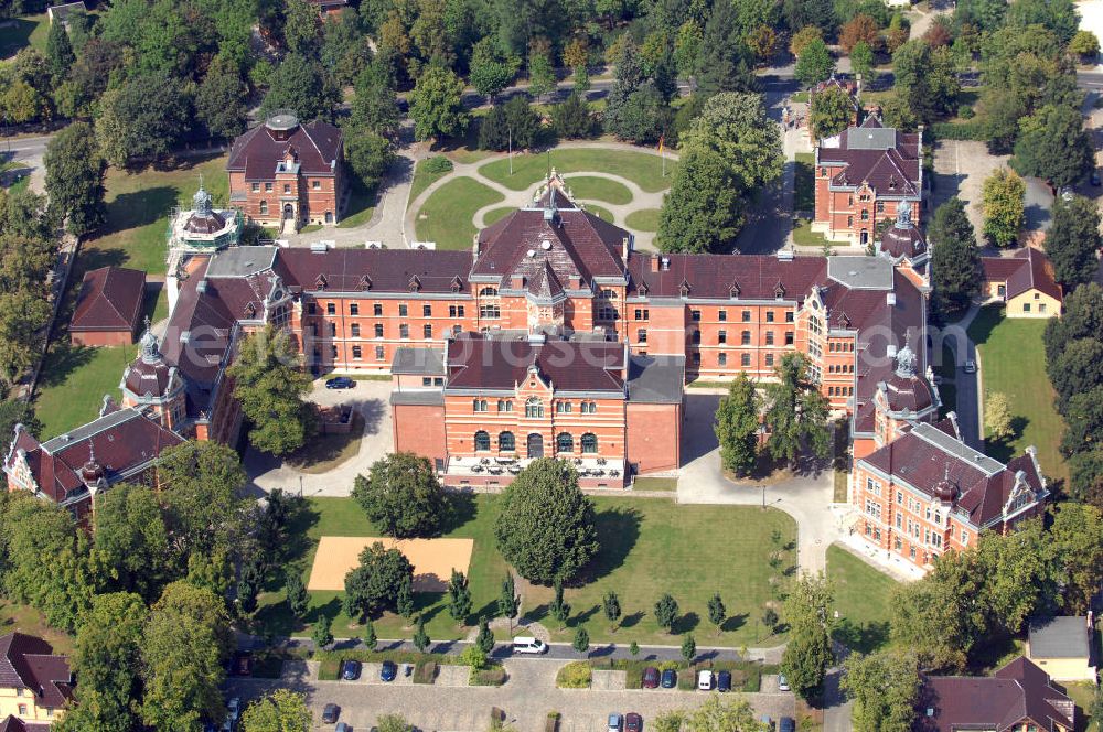 Aerial photograph Naumburg - Die Außenstelle Naumburg besteht seit September 1991 in der Domstadt an der Saale. Sie ist in der ehemaligen kaiserlichen Kadettenanstalt untergebracht. Ihre Aufgabe ist es, Sprachunterricht in Englisch, Französisch und Deutsch als Fremdsprache zu erteilen. Weitere Informationen unter: