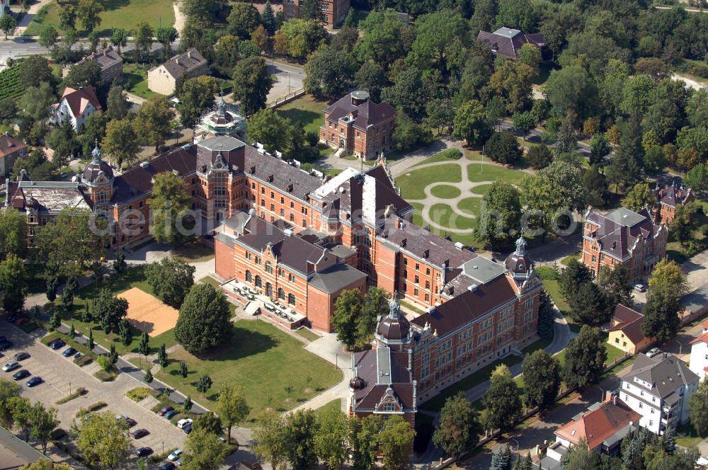 Naumburg from the bird's eye view: Die Außenstelle Naumburg besteht seit September 1991 in der Domstadt an der Saale. Sie ist in der ehemaligen kaiserlichen Kadettenanstalt untergebracht. Ihre Aufgabe ist es, Sprachunterricht in Englisch, Französisch und Deutsch als Fremdsprache zu erteilen. Weitere Informationen unter: