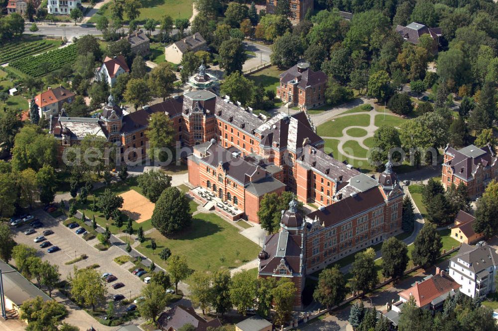 Aerial image Naumburg - Die Außenstelle Naumburg besteht seit September 1991 in der Domstadt an der Saale. Sie ist in der ehemaligen kaiserlichen Kadettenanstalt untergebracht. Ihre Aufgabe ist es, Sprachunterricht in Englisch, Französisch und Deutsch als Fremdsprache zu erteilen. Weitere Informationen unter: