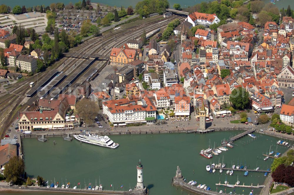 Lindau from above - Aussicht in den Hafen mit Altstadt und Stadtbahnhof der Lindau Insel am Bodensee. Die Hafeneinfahrt an der Lindau Insel ist von einem Leuchtturm und dem Bayerischen Löwen begrenzt. Der Mangturm wurde um 1200 als Leuchtturm erbaut und war der Turm der ehemaligen Stadtbefestigung. Als besonderer Hingucker dient hier das bunte Dach, welches aus dem 19. Jhd. stammt. Seinen Namen hat er durch das ehemalige Tuch- und Manghaus, dass sich dort in der Nähe befand. Der Stadtbahnhof wurde im Jugendstil vo?????????????????????????????????????????????????????????????????????????????????????????????????????????????????????????????????????????????????????????????????????????????????????????????????????????????????????????????????????????????????????????????????????????????????????????????????????????????????????????????????????????????????????????????????????????????????????????????????????????????????????????????????????????????????