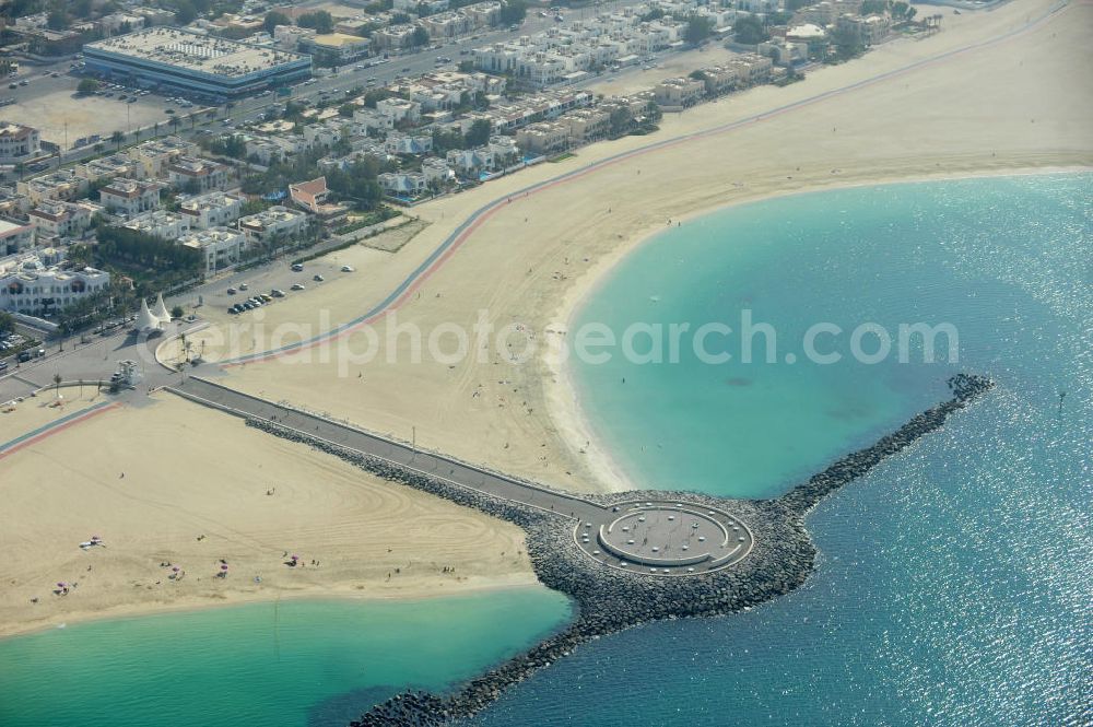 Dubai from the bird's eye view: Der Aussichtspunkt befindet sich am Strandabschnitt Jumeirah Beach in Dubai. Von hier aus erhält man einen Überblick über die Skyline von Dubai. Der Aussichtspunkt dient gleichzeitig auch als Wellenbrecher. The viewpoint is located at the section Jumeirah Beach in Dubai. It offers a wide view of Dubai's skyline and has a wave-breaking function as well.