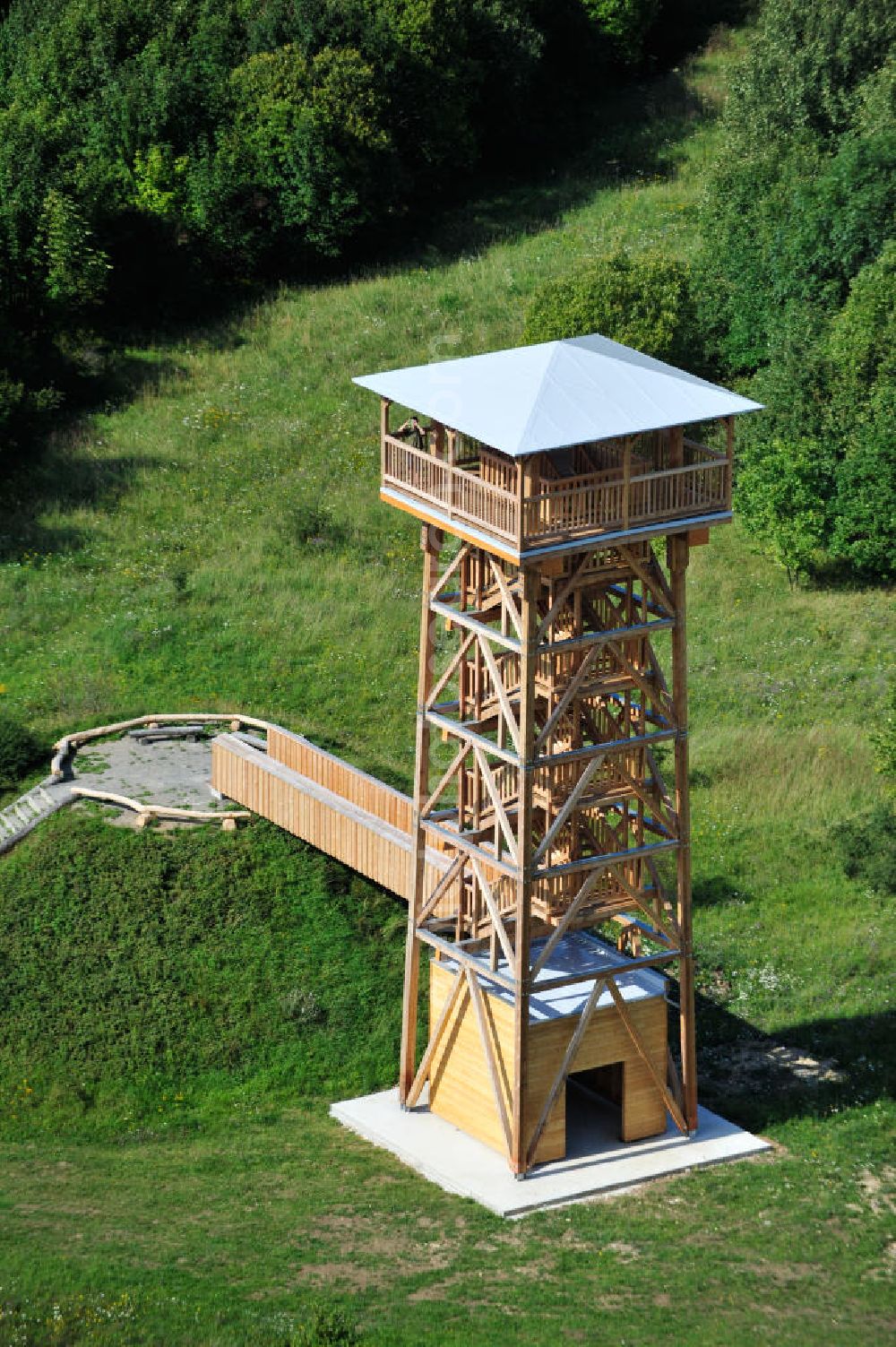 Eisenach from the bird's eye view: Der 2011 neu errichtete Aussichtsturm Hainich-Blick ist eine 20 Meter hohe Holzkonstruktion, für die nur einheimische Nutzholzarten verwendet wurden. Er steht bei Hütscheroda in der Nähe von Eisenach in Thüringen am Wildkatzenpfad im Nationalpark Hainich, welcher zum UNESCO-Weltnaturerbe gehört, und dient zur Orientierung im südlichen Offengelände des Parkes. 2011 newly raised viewing tower Hainich-Blick is a 20 metres high wood construction, for which solely domestic timber was used. It is located close to Hütscheroda near city Eisenach in Thuringia at Wildkatzenpfad of Hainich National Park, which ranks among UNESCO World Heritage - natural site. The tower serves for the orientation in southern parts of the park.