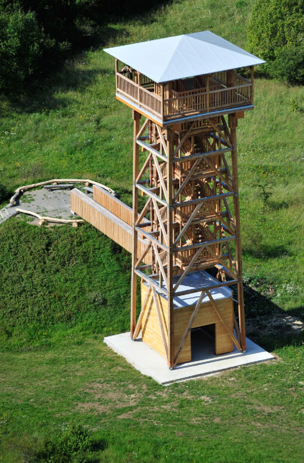 Aerial image Eisenach - Der 2011 neu errichtete Aussichtsturm Hainich-Blick ist eine 20 Meter hohe Holzkonstruktion, für die nur einheimische Nutzholzarten verwendet wurden. Er steht bei Hütscheroda in der Nähe von Eisenach in Thüringen am Wildkatzenpfad im Nationalpark Hainich, welcher zum UNESCO-Weltnaturerbe gehört, und dient zur Orientierung im südlichen Offengelände des Parkes. 2011 newly raised viewing tower Hainich-Blick is a 20 metres high wood construction, for which solely domestic timber was used. It is located close to Hütscheroda near city Eisenach in Thuringia at Wildkatzenpfad of Hainich National Park, which ranks among UNESCO World Heritage - natural site. The tower serves for the orientation in southern parts of the park.