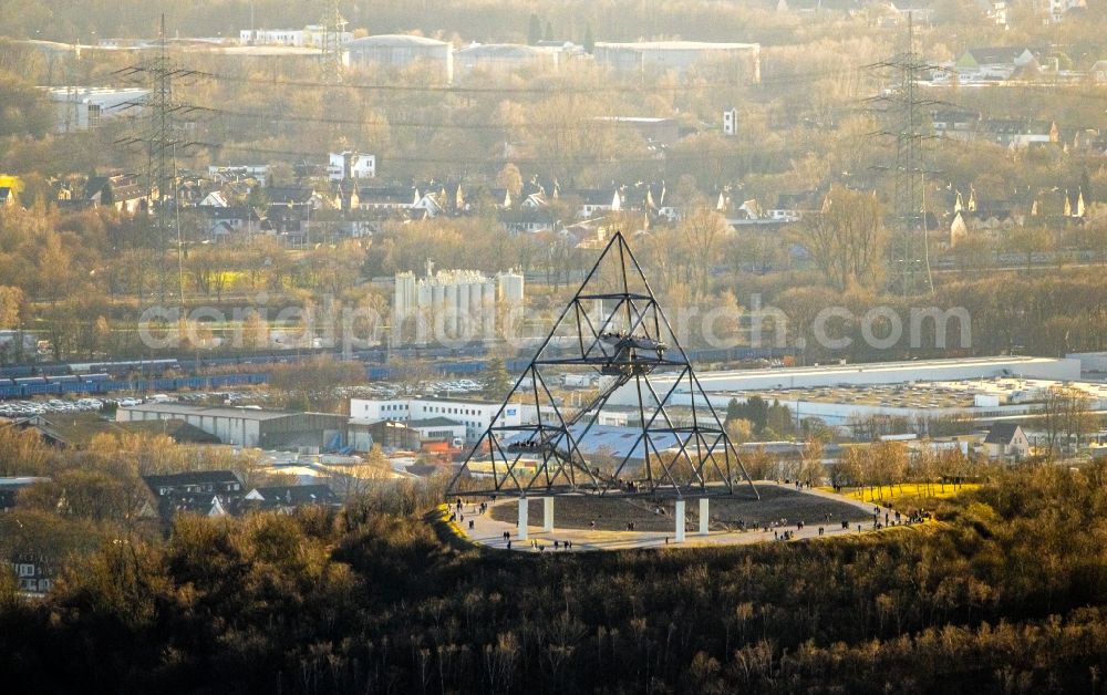 Aerial image Bottrop - Observation tower tetrahedron in the heap at Beckstrasse in Bottrop at Ruhrgebiet in the state of North Rhine-Westphalia