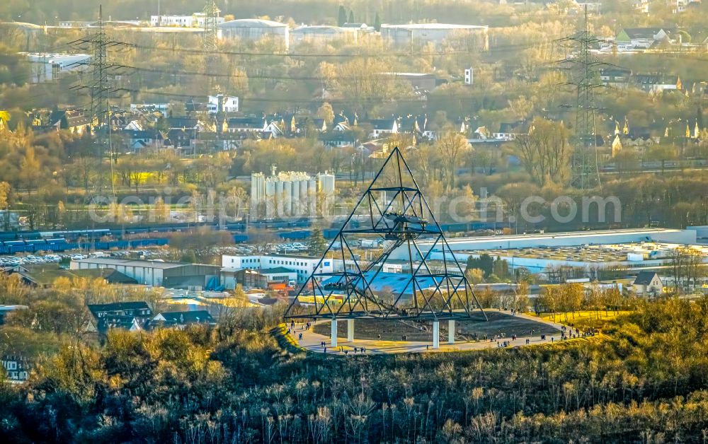 Aerial photograph Bottrop - Observation tower tetrahedron in the heap at Beckstrasse in Bottrop at Ruhrgebiet in the state of North Rhine-Westphalia