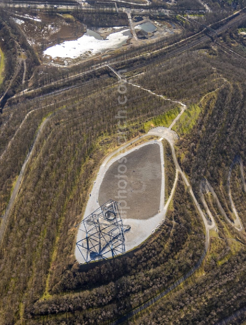 Aerial image Bottrop - Observation tower tetrahedron with WDR film team in the heap at Beckstrasse in the district Batenbrock in Bottrop at Ruhrgebiet in the state of North Rhine-Westphalia