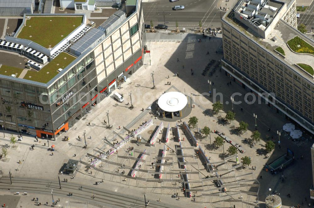 Aerial image Berlin - Blick auf die Ausstellung zur Friedlichen Revolution 1989/90 auf dem Alexanderplatz. Anlass für die Ausstellung ist der Maurefall vor 20 Jahren, gezeigt werden Fotos, Flugblätter und Protestplakate auf nachgestalteten Mauerelementen und in einem Pavillon.