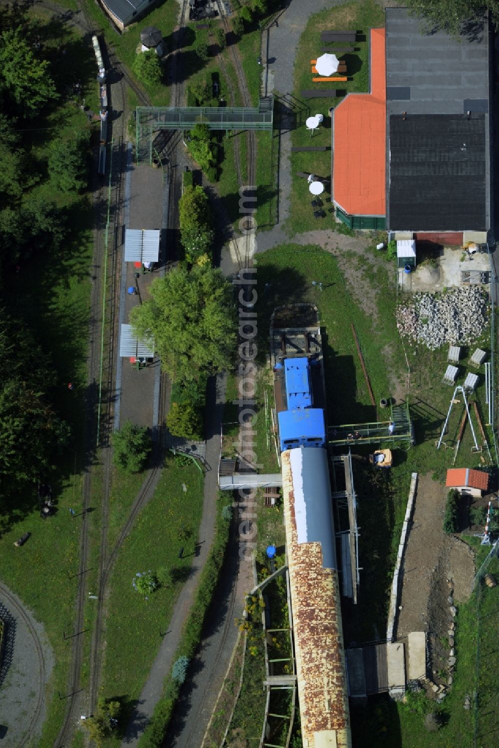 Markkleeberg from the bird's eye view: Exhibition of an old switcher and area of the Modellbaupark Auenhain in Markkleeberg in the state Saxony