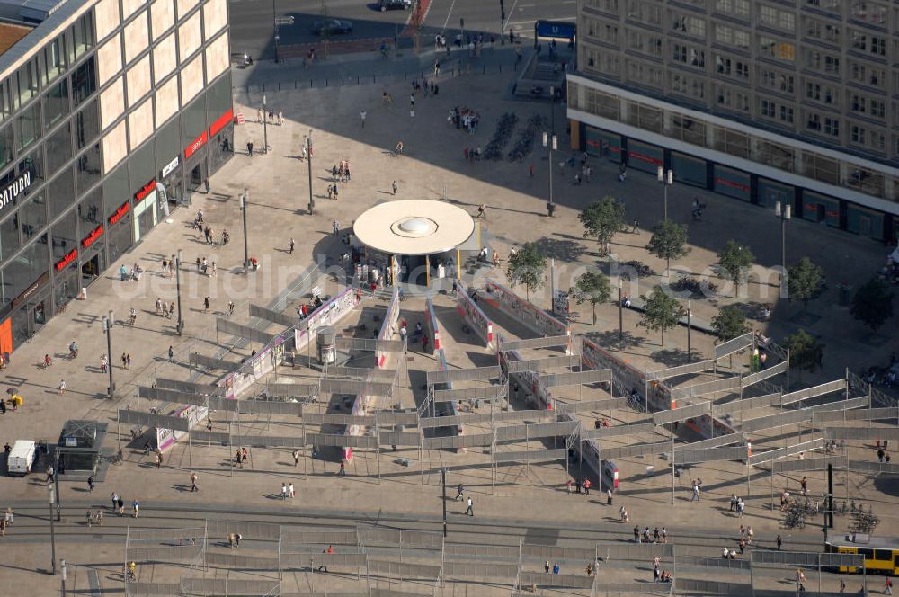 Aerial image Berlin - Blick auf die Ausstellung zur Friedlichen Revolution 1989/90 auf dem Alexanderplatz. Anlass für die Ausstellung ist der Maurefall vor 20 Jahren, gezeigt werden Fotos, Flugblätter und Protestplakate auf nachgestalteten Mauerelementen und in einem Pavillon. Zu sehen ist die Ausstellung vom 7. Mai bis zum 4. November