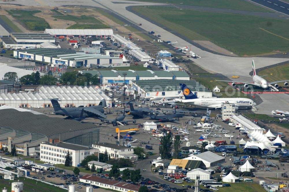 Aerial image Schönefeld - Blick auf das Ausstellungsgelände der Internationalen Luftfahrtshow ILA 2010 auf dem Gelände des Flughafen Berlin-Schönefeld wenige Minuten vor der Eröffnung. View of the exhibition grounds of the International Air Show ILA 2010 on the grounds of the airport Berlin-Schönefeld few minutes before the opening.