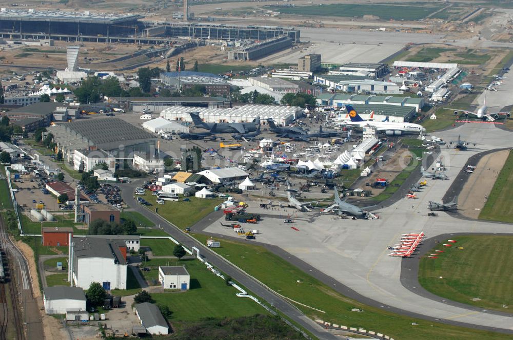 Aerial image Schönefeld - Blick auf das Ausstellungsgelände der Internationalen Luftfahrtshow ILA 2010 auf dem Gelände des Flughafen Berlin-Schönefeld wenige Minuten vor der Eröffnung. View of the exhibition grounds of the International Air Show ILA 2010 on the grounds of the airport Berlin-Schönefeld few minutes before the opening.