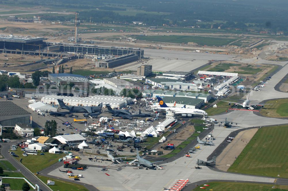 Aerial photograph Schönefeld - Blick auf das Ausstellungsgelände der Internationalen Luftfahrtshow ILA 2010 auf dem Gelände des Flughafen Berlin-Schönefeld wenige Minuten vor der Eröffnung. View of the exhibition grounds of the International Air Show ILA 2010 on the grounds of the airport Berlin-Schönefeld few minutes before the opening.