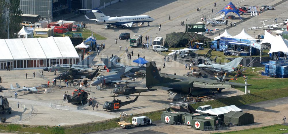 Aerial photograph Schönefeld - Blick auf das Ausstellungsgelände der Internationalen Luftfahrtshow ILA 2010 auf dem Gelände des Flughafen Berlin-Schönefeld wenige Minuten vor der Eröffnung. View of the exhibition grounds of the International Air Show ILA 2010 on the grounds of the airport Berlin-Schönefeld few minutes before the opening.